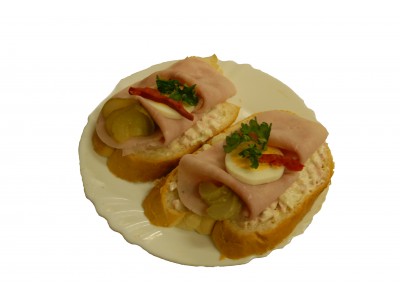 Obložený chlebíček šunkový s Pražským salátem